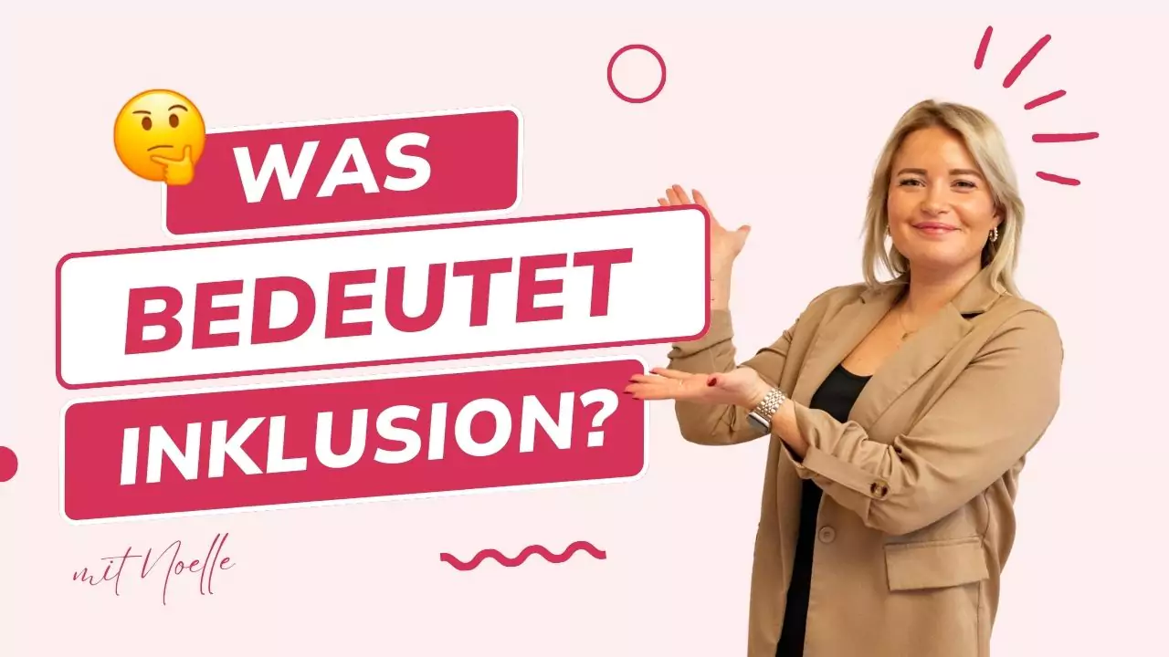 Frau lächelt und zeigt auf den Text „Was bedeutet Inklusion?“ mit einem Emoji und dekorativen Elementen.